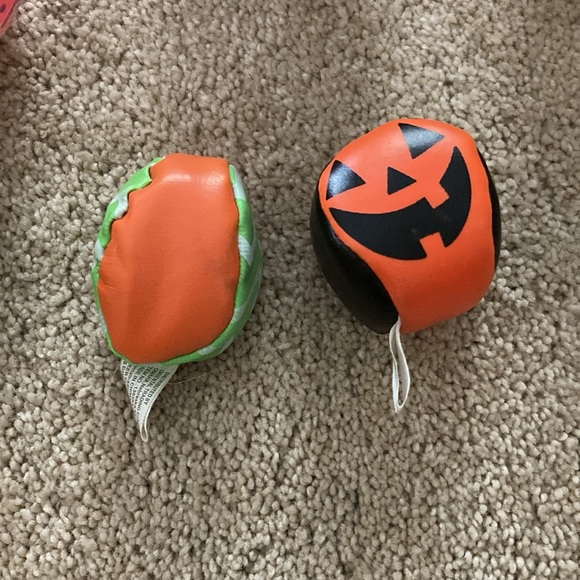 Balls to play and throw around. Various sizes and shapes. 16 in total. - Picture 7 of 9